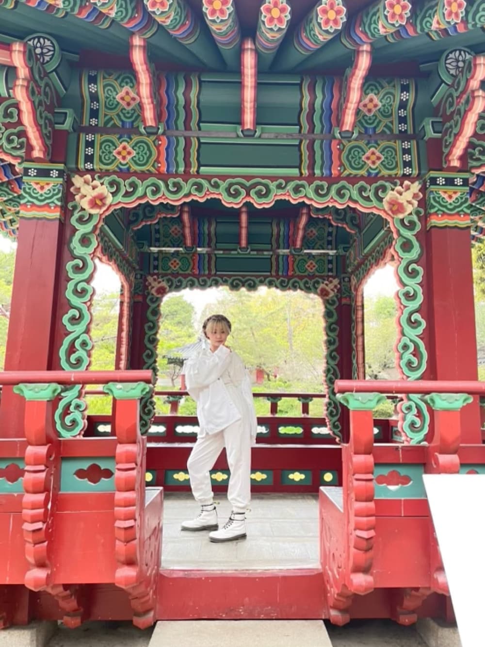 ホワイト系のデニムジャケット、ホワイト系のブーツ、その他のハンチング/ベレー帽を着用したレディースの春コーディネートの3枚目の写真