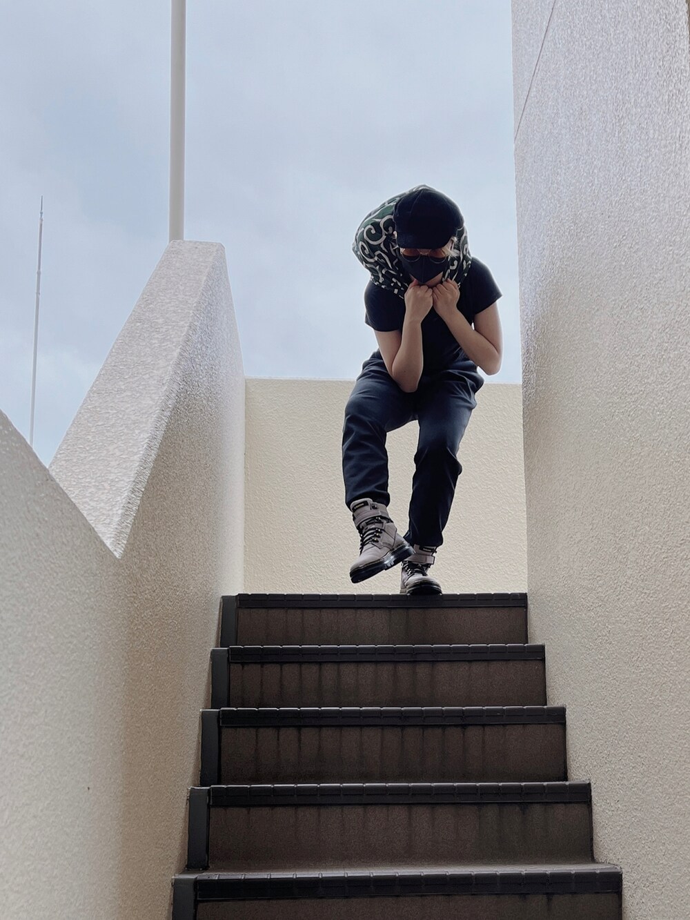 ブラウン系のノーカラーコート、ブラック系のスウェットパンツ、グレー系のブーツを着用したレディースの秋コーディネートの4枚目の写真