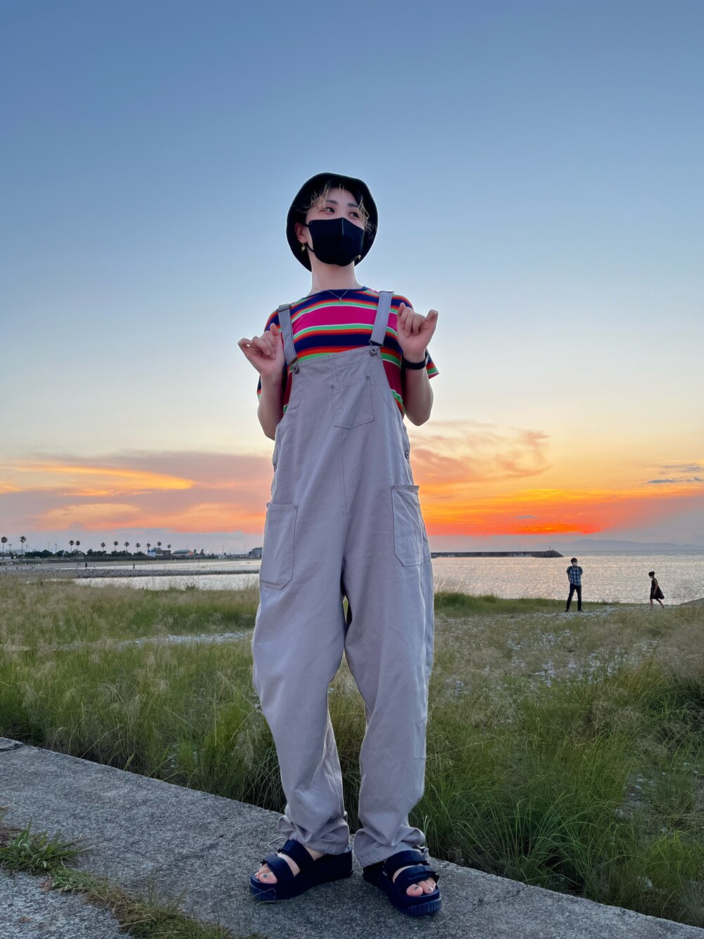 その他のTシャツ/カットソー、グレー系のサロペット/オーバーオール、ブルー系のサンダルを着用したレディースの夏コーディネートの3枚目の写真