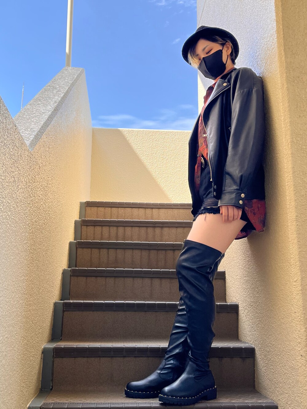 オレンジ系のシャツ/ブラウス、ブラック系のその他パンツ、ブラック系のブーツを着用したレディースの秋コーディネートの3枚目の写真