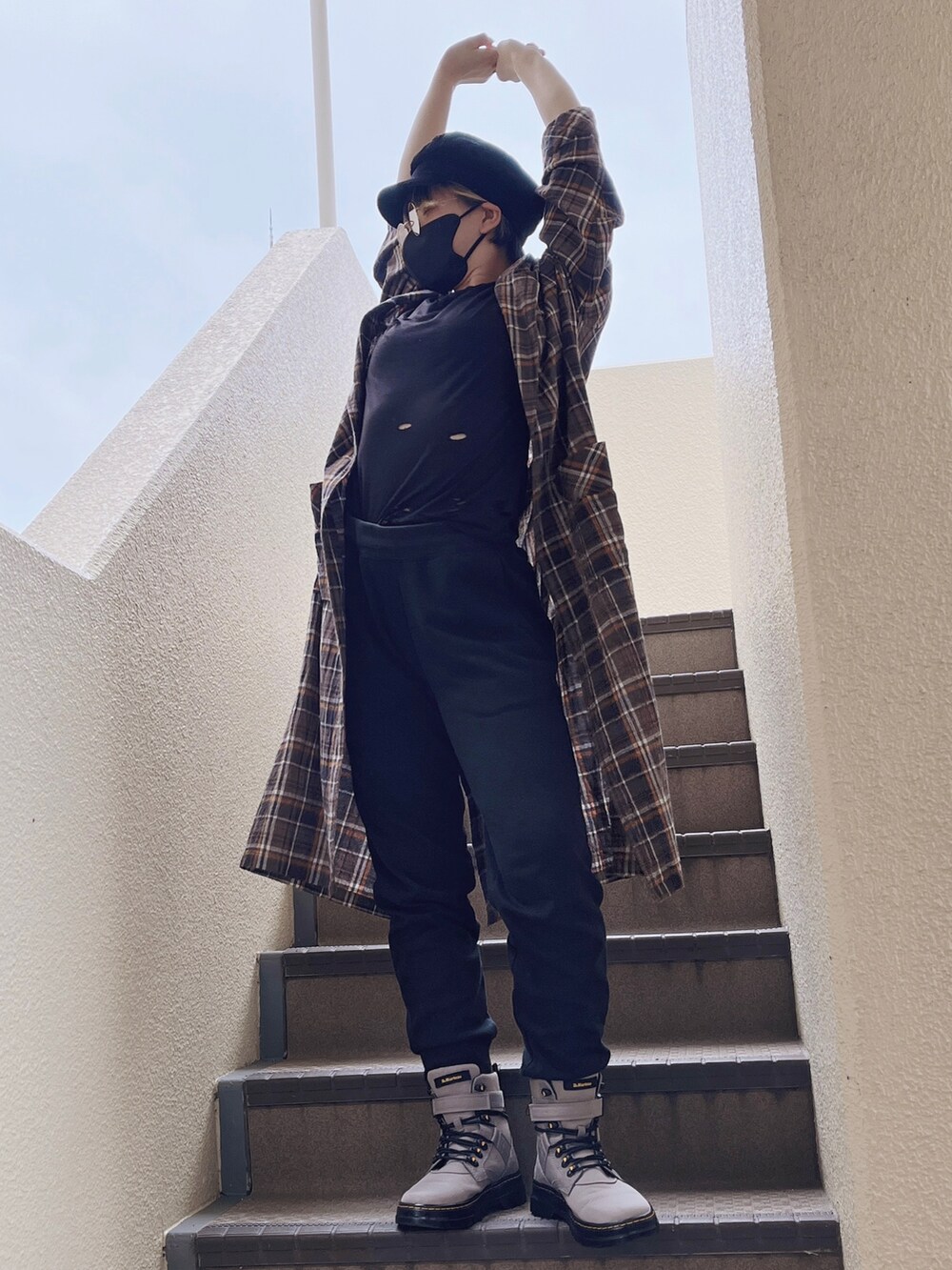 ブラウン系のノーカラーコート、ブラック系のスウェットパンツ、グレー系のブーツを着用したレディースの秋コーディネートの2枚目の写真