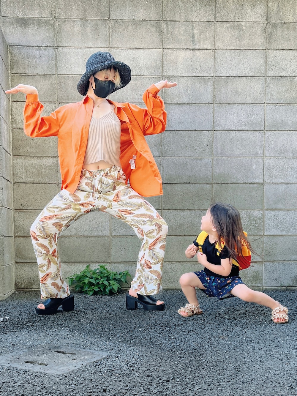 オレンジ系のシャツ/ブラウス、ベージュ系のキャミソール、ホワイト系のその他パンツを着用したレディースの夏コーディネートの5枚目の写真