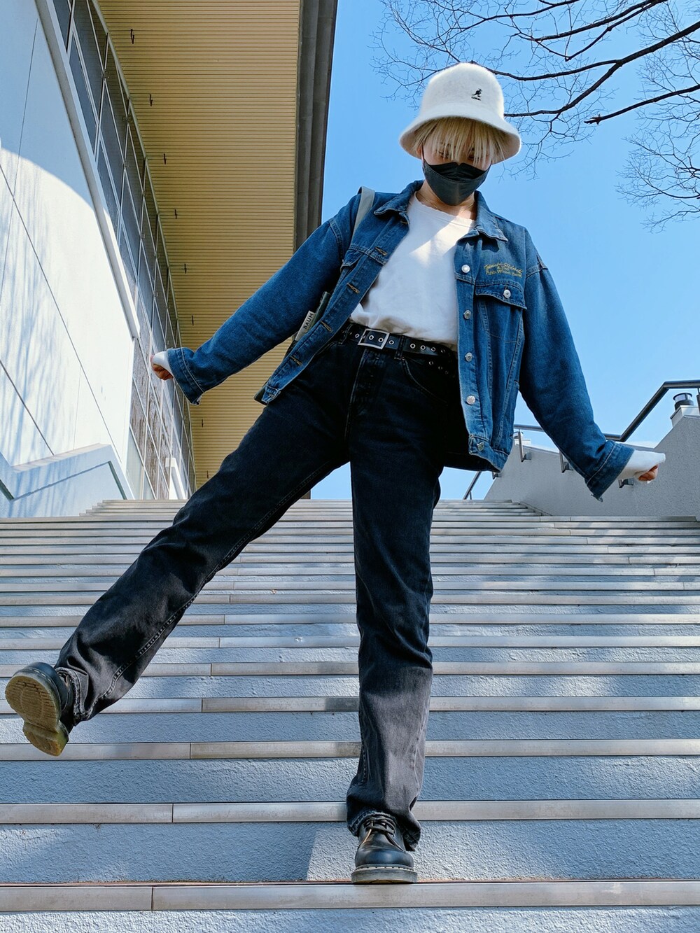 ブルー系のデニムジャケット、ブラック系のデニムパンツ、ブラック系のその他シューズを着用したレディースの春コーディネートの3枚目の写真