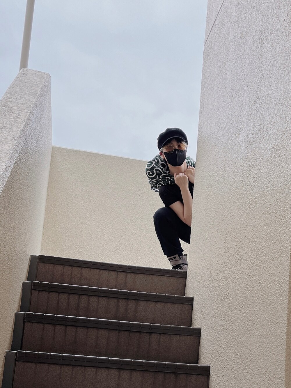 ブラウン系のノーカラーコート、ブラック系のスウェットパンツ、グレー系のブーツを着用したレディースの秋コーディネートの3枚目の写真