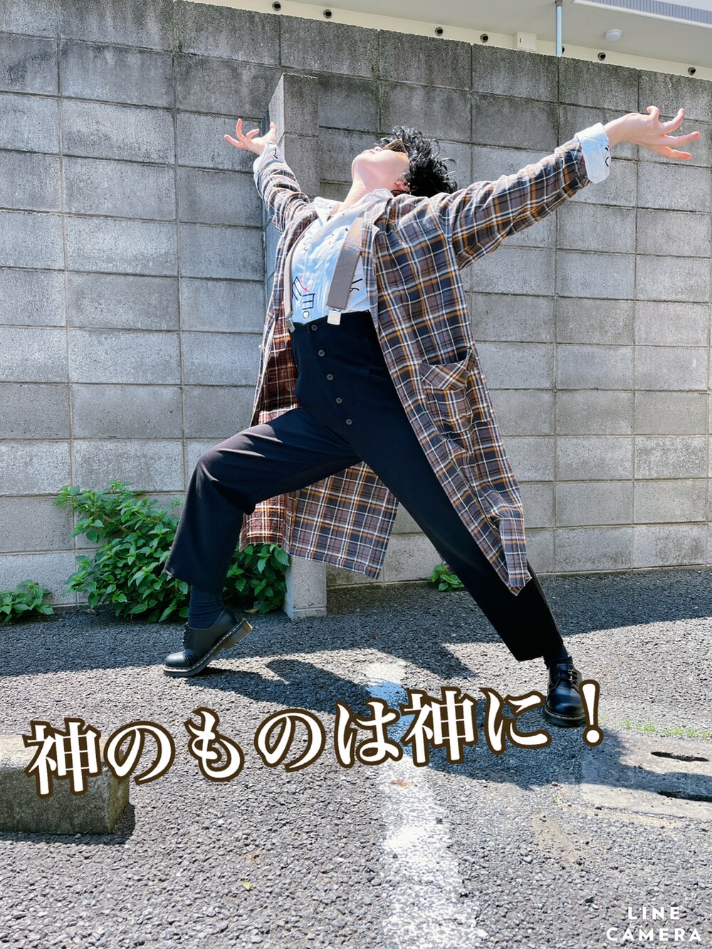 ブラウン系のノーカラーコート、ホワイト系のシャツ/ブラウス、ブラック系のサロペット/オーバーオールを着用したレディースの春コーディネートの3枚目の写真