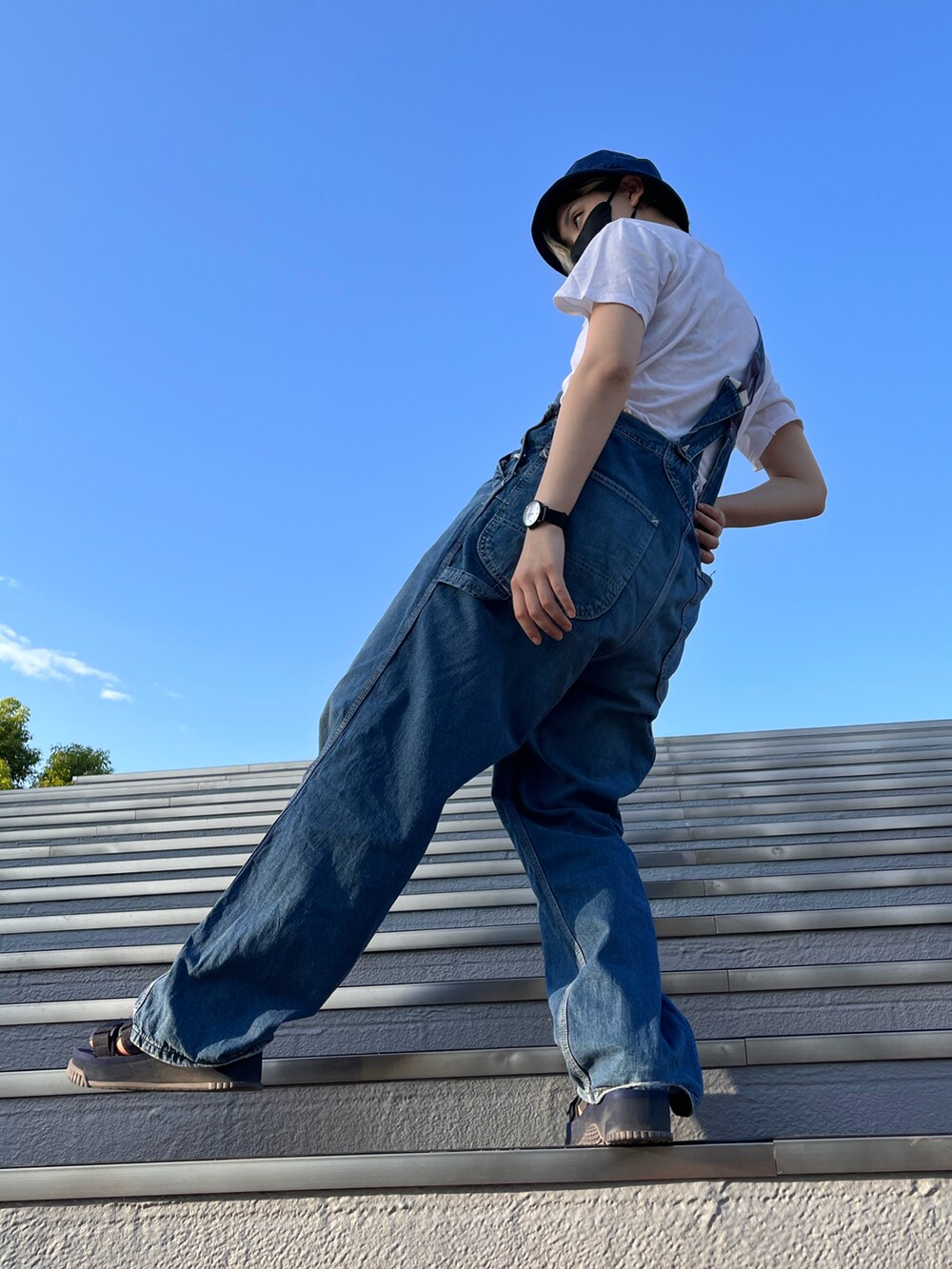 ホワイト系のTシャツ/カットソー、ブルー系のサロペット/オーバーオール、ブルー系のサンダルを着用したレディースの秋コーディネートの3枚目の写真