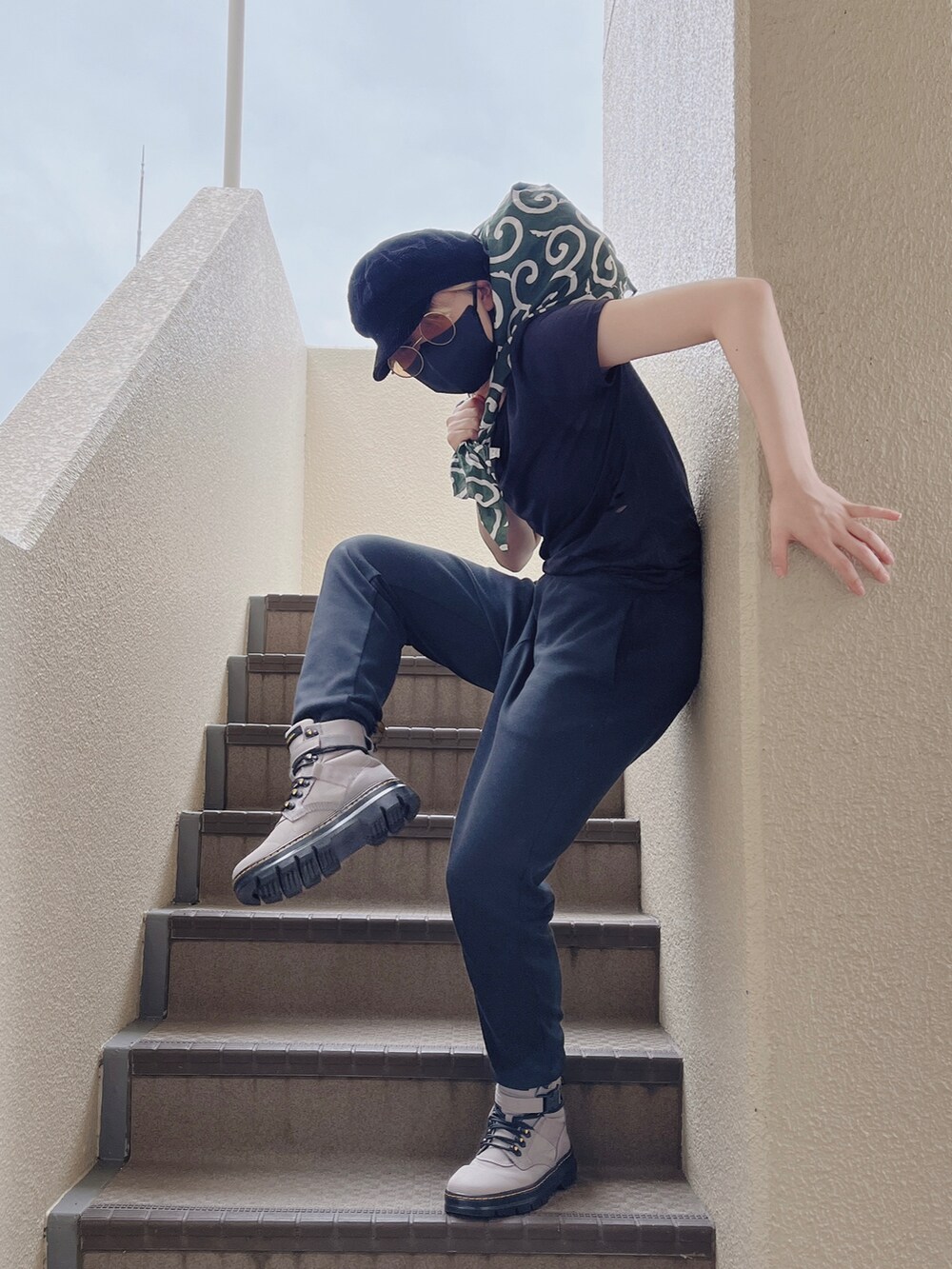 ブラウン系のノーカラーコート、ブラック系のスウェットパンツ、グレー系のブーツを着用したレディースの秋コーディネートの5枚目の写真