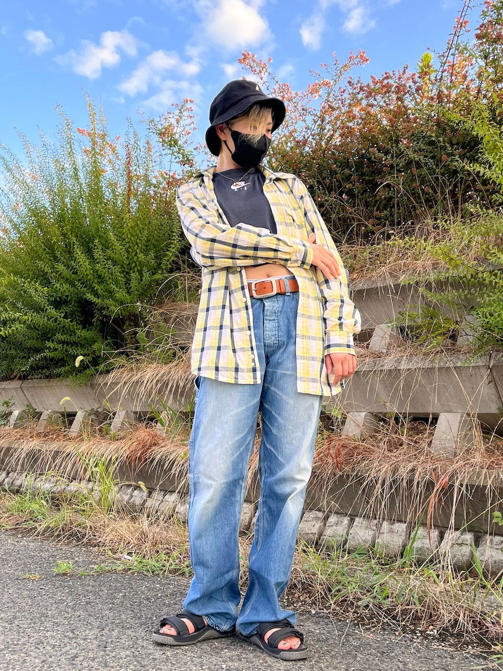 イエロー系のシャツ/ブラウス、ブラック系のタンクトップ、ブルー系のデニムパンツを着用したレディースの夏コーディネートの2枚目の写真