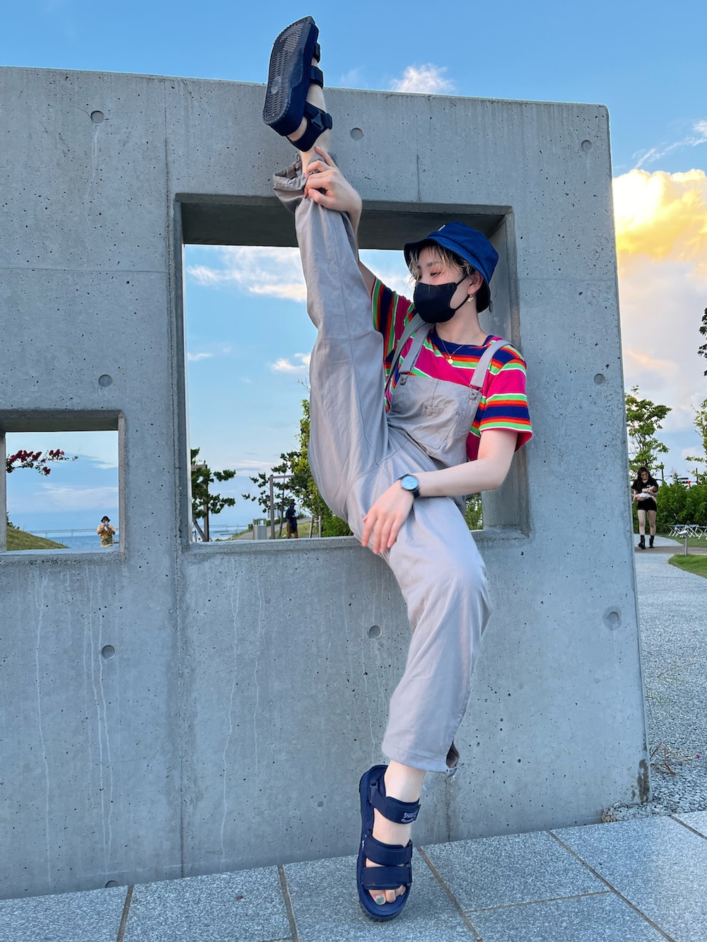 その他のTシャツ/カットソー、グレー系のサロペット/オーバーオール、ブルー系のサンダルを着用したレディースの夏コーディネートの4枚目の写真