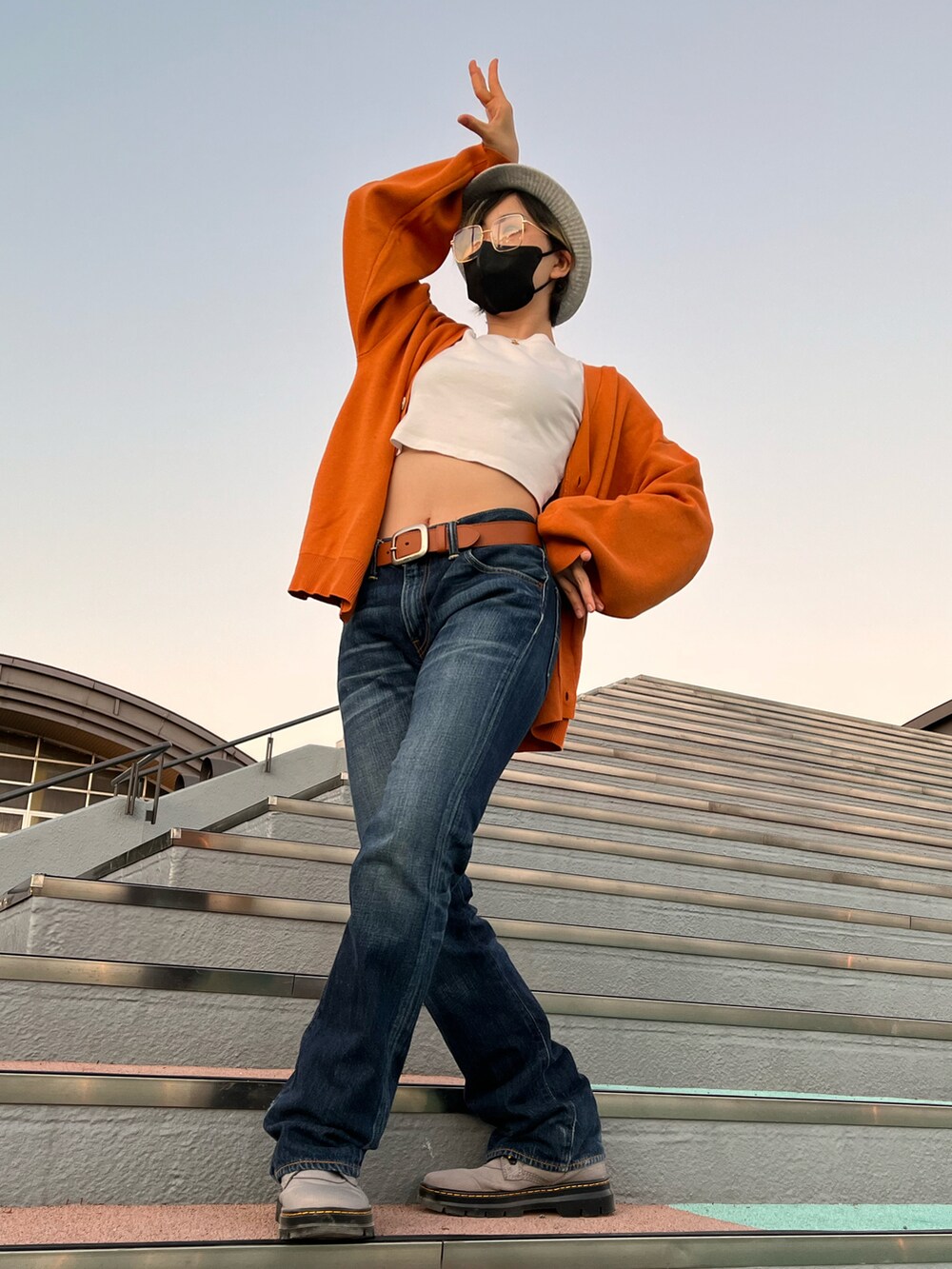 ホワイト系のTシャツ/カットソー、ブルー系のデニムパンツ、グレー系のブーツを着用したレディースの秋コーディネートの3枚目の写真