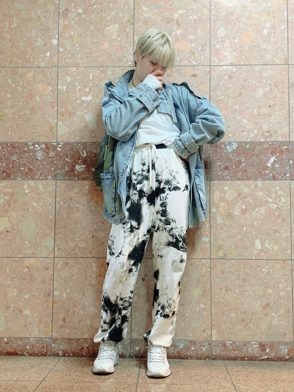 ブルー系のデニムジャケット、ブラック系のデニムパンツ、ブラック系のその他シューズを着用したレディースの春コーディネートの5枚目の写真