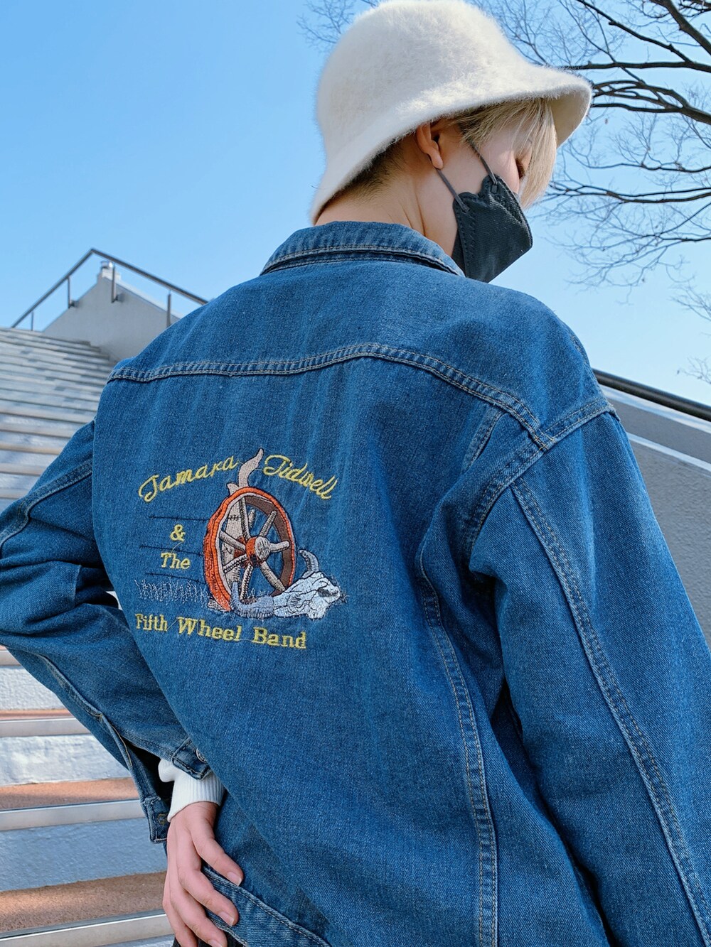 ブルー系のデニムジャケット、ブラック系のデニムパンツ、ブラック系のその他シューズを着用したレディースの春コーディネートの4枚目の写真