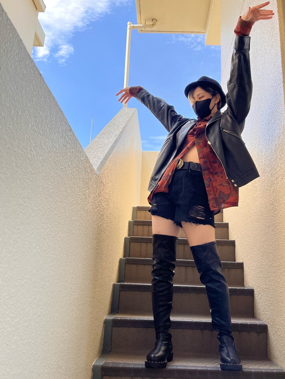 オレンジ系のシャツ/ブラウス、ブラック系のその他パンツ、ブラック系のブーツを着用したレディースの秋コーディネートの4枚目の写真