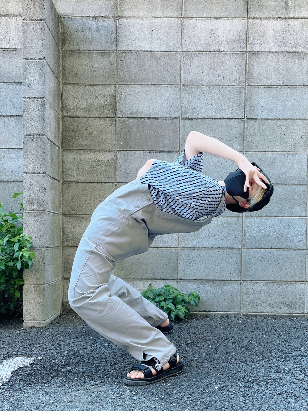 「夏、夏コーデ、今日のコーデ、サロペット、古着、シルクシャツ、バケットハット、スポーツサンダル」｜「GREEN BOWLのアイテム（サロペット/オーバーオール、シルバー系）」を使った、コテンコテツさん（レディース・165cm）の夏コーディネートの3枚目の写真