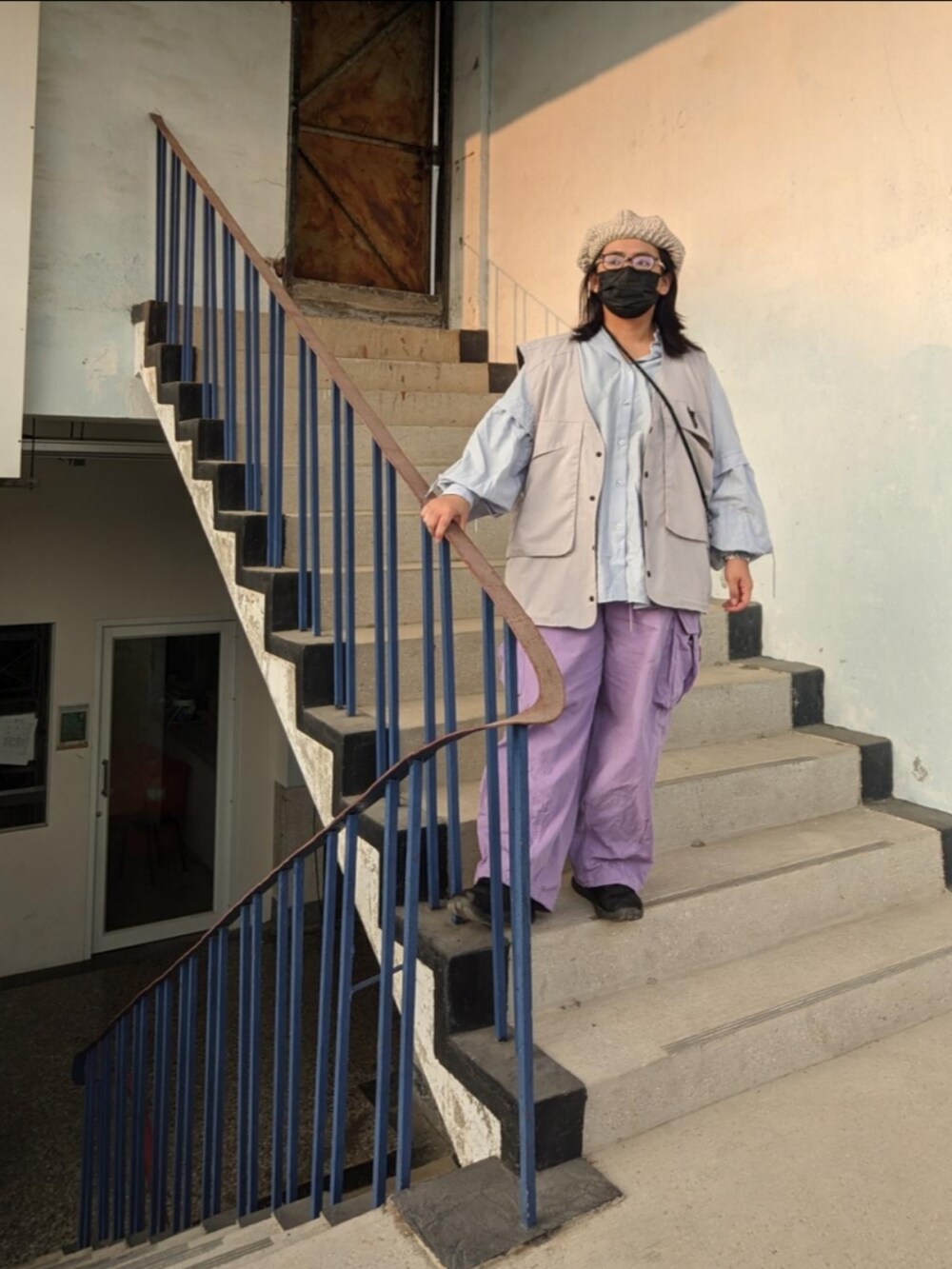 パープル系のチノパンツを着用したレディースの春コーディネートの2枚目の写真