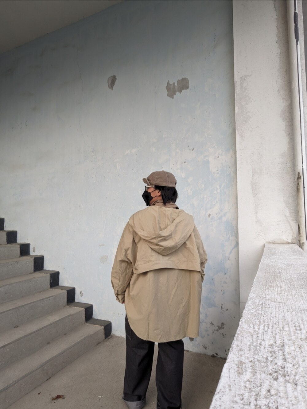 ブラック系のデニムパンツを着用したレディースの秋コーディネートの2枚目の写真