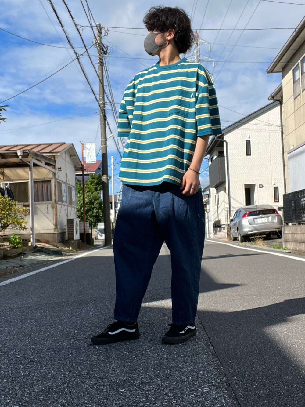 グリーン系のTシャツ/カットソー、ブルー系のその他パンツを着用したメンズの夏コーディネートの2枚目の写真