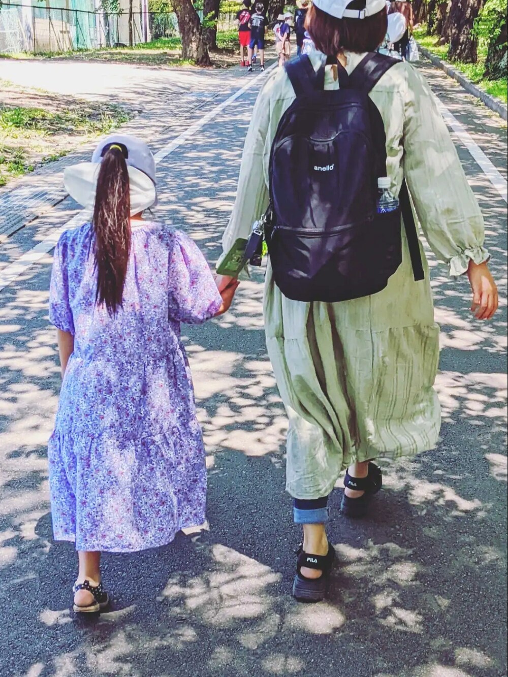 ブルー系のシャツ/ブラウス、ブラック系のカーゴパンツを着用したメンズの春コーディネートの2枚目の写真