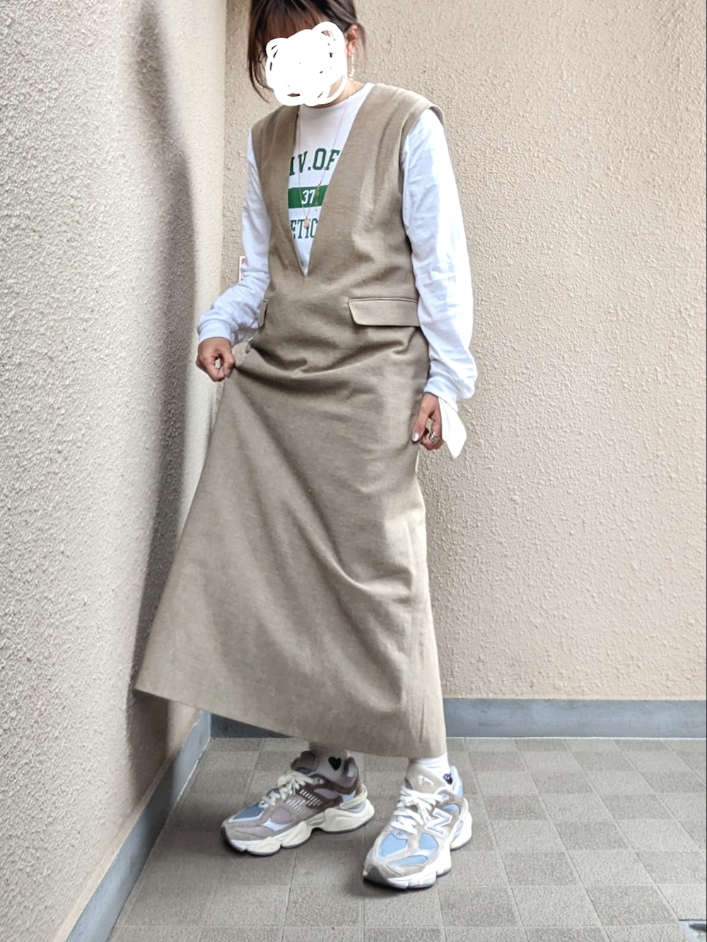 グレー系のスニーカー、ベージュ系のワンピース、ホワイト系のTシャツ/カットソーを着用したレディースの春コーディネートの2枚目の写真