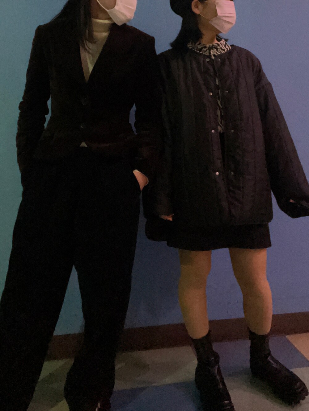 ブラック系のノーカラージャケット、ブラック系のデニムスカート、ブラック系のブーツを着用したレディースの冬コーディネートの4枚目の写真