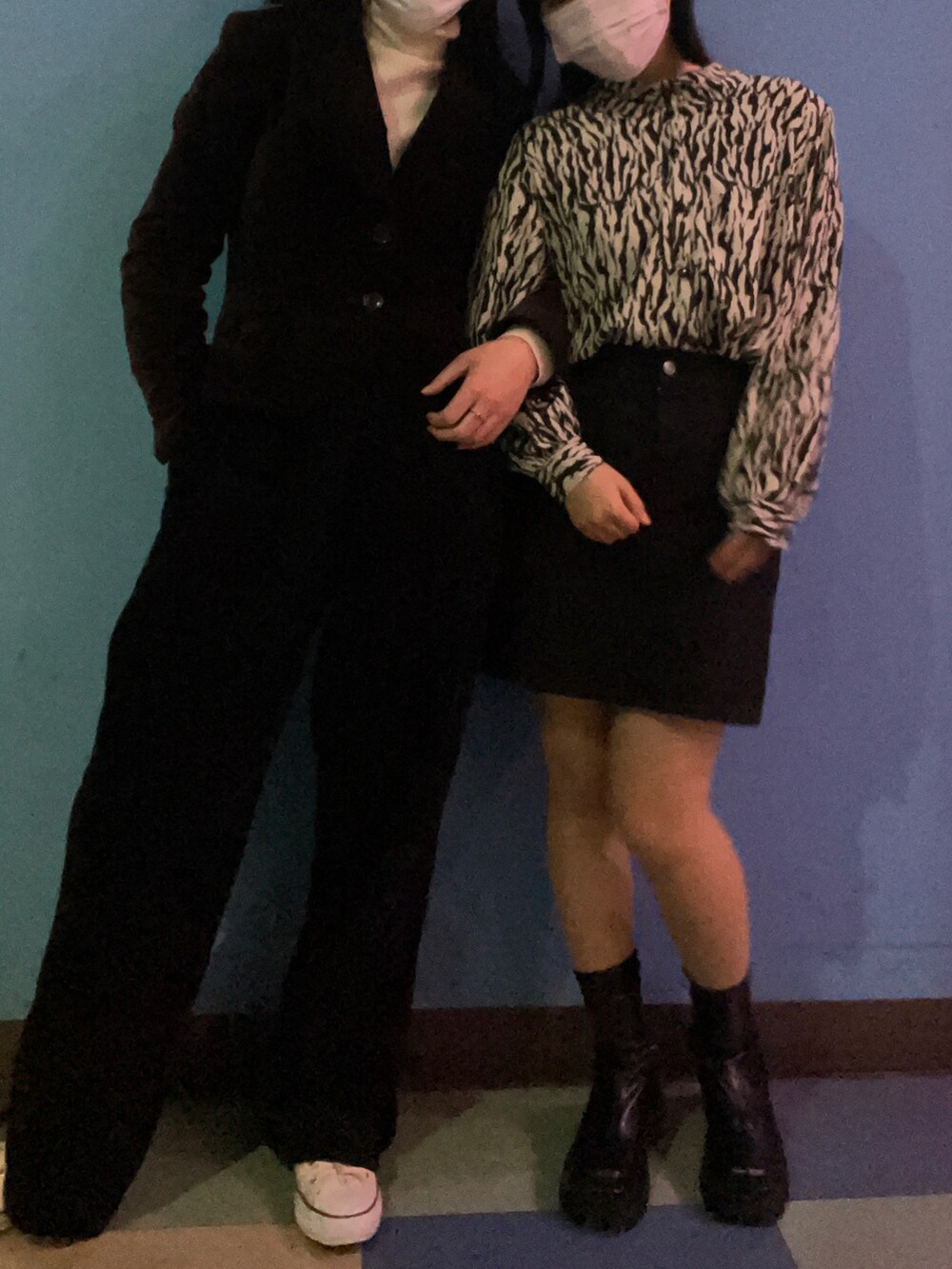 ブラック系のノーカラージャケット、ブラック系のデニムスカート、ブラック系のブーツを着用したレディースの冬コーディネートの2枚目の写真