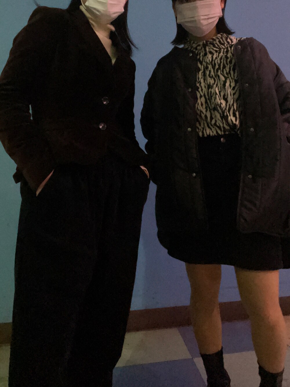 ブラック系のノーカラージャケット、ブラック系のデニムスカート、ブラック系のブーツを着用したレディースの冬コーディネートの3枚目の写真