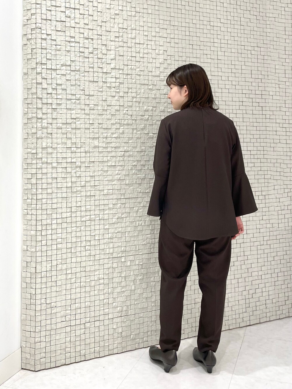 ブラウン系のシャツ/ブラウス、ブラウン系のその他パンツ、ホワイト系のネックレスを着用したレディースの秋コーディネートの3枚目の写真