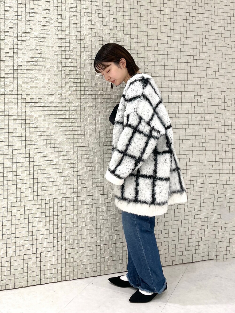 ブラック系のTシャツ/カットソー、ブラック系のカーディガン/ボレロ、ブラック系のボディバッグ/ウエストポーチを着用したレディースの冬コーディネートの2枚目の写真