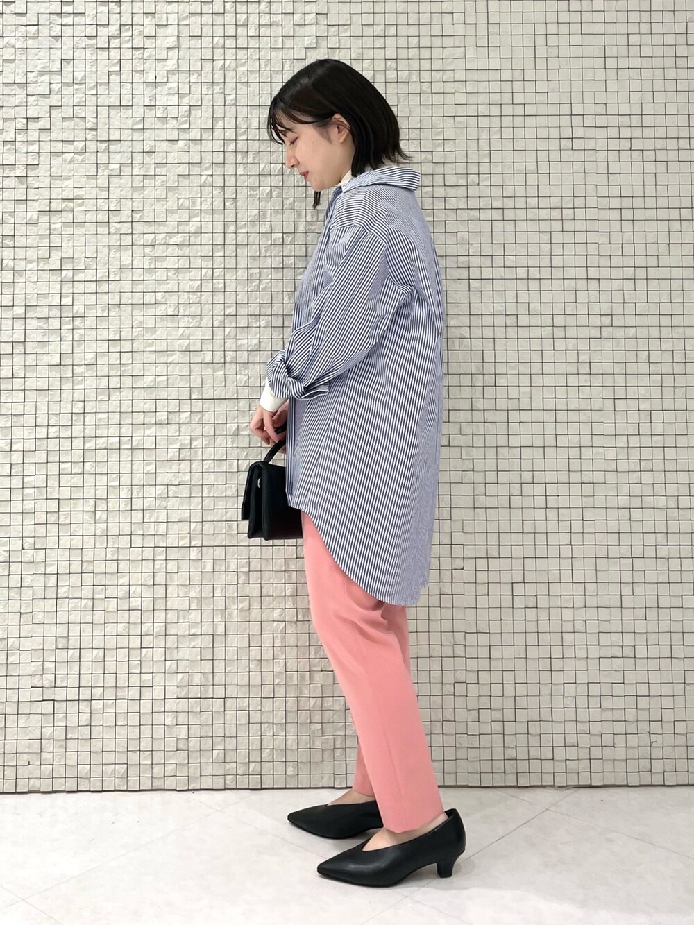 ブルー系のシャツ/ブラウス、ホワイト系のニット/セーター、ピンク系のその他パンツを着用したレディースの秋コーディネートの2枚目の写真