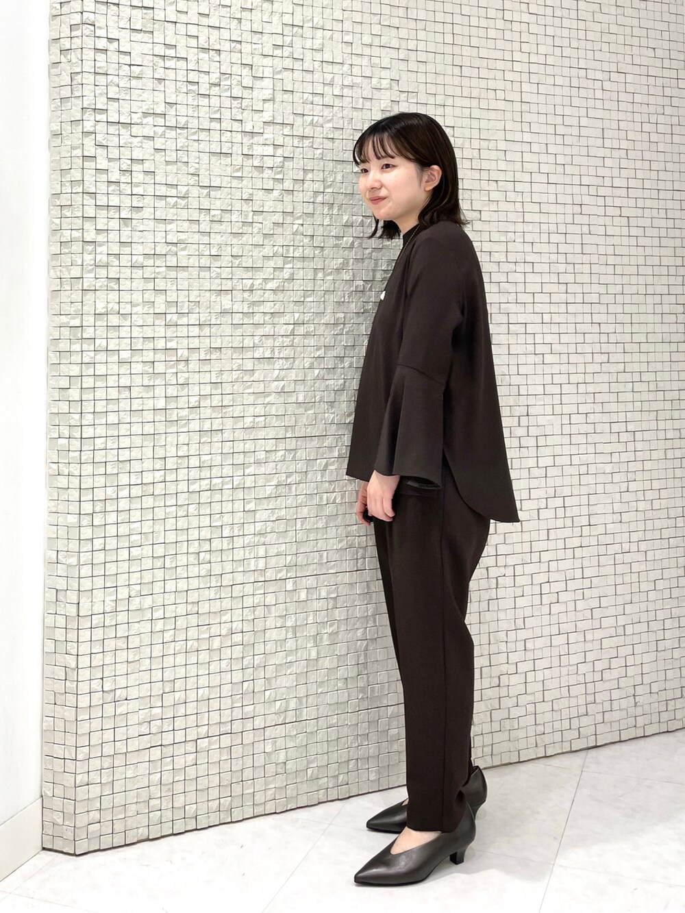 ブラウン系のシャツ/ブラウス、ブラウン系のその他パンツ、ホワイト系のネックレスを着用したレディースの秋コーディネートの2枚目の写真