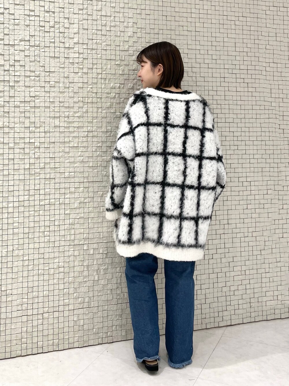 ブラック系のTシャツ/カットソー、ブラック系のカーディガン/ボレロ、ブラック系のボディバッグ/ウエストポーチを着用したレディースの冬コーディネートの3枚目の写真