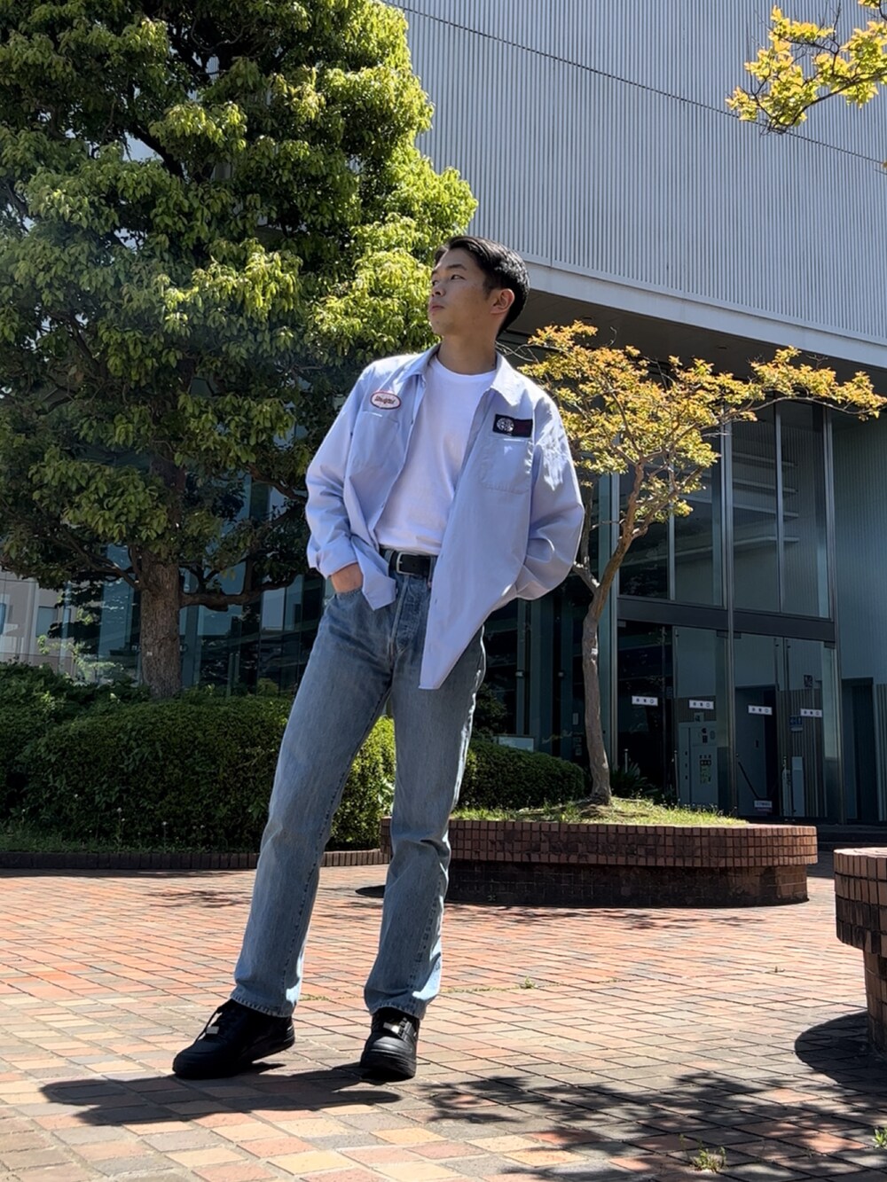 ブルー系のデニムパンツ、ブルー系のシャツ/ブラウス、ホワイト系のTシャツ/カットソーを着用したメンズの春コーディネートの3枚目の写真