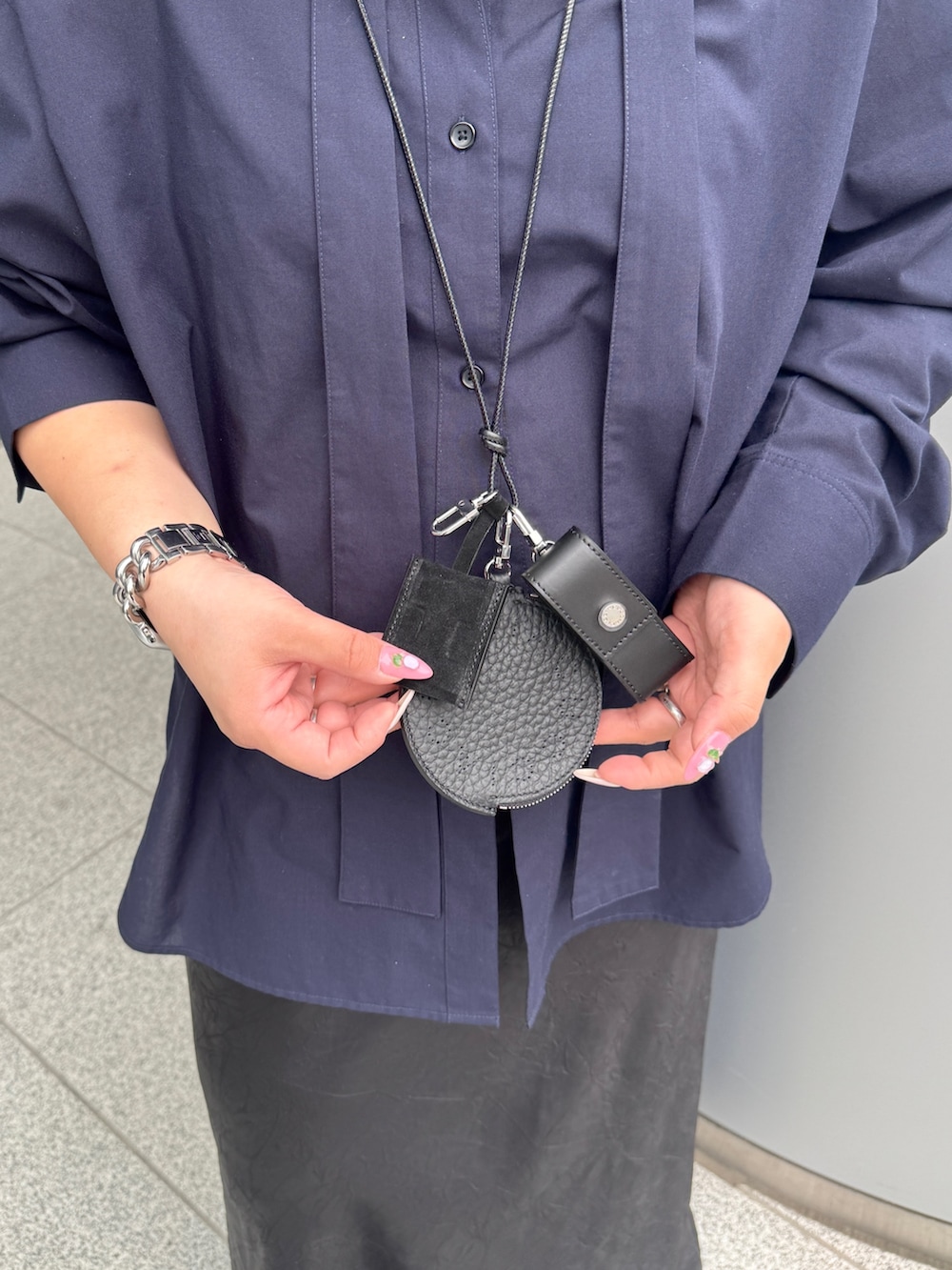 ブラック系のその他小物を着用したレディースの春コーディネートの4枚目の写真