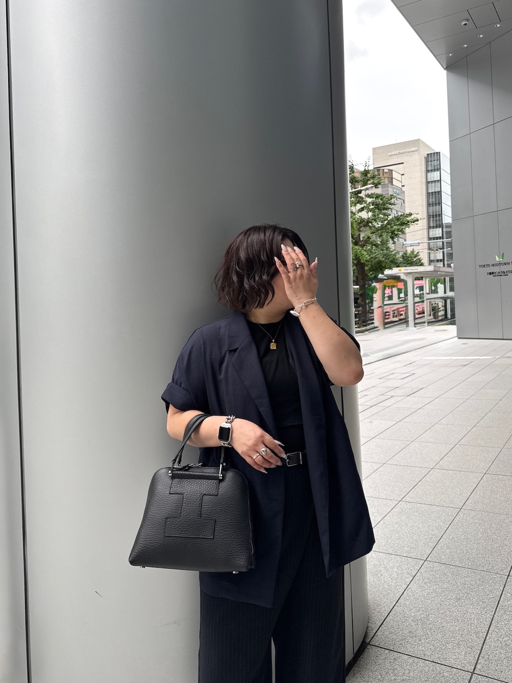 ブラック系のボストンバッグを着用したレディースの夏コーディネートの3枚目の写真