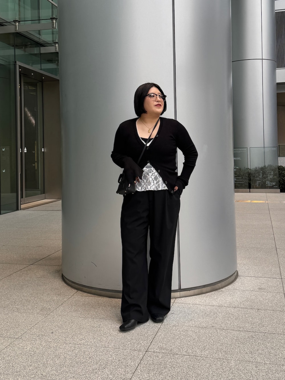 ブラック系のトートバッグを着用したレディースの冬コーディネートの2枚目の写真