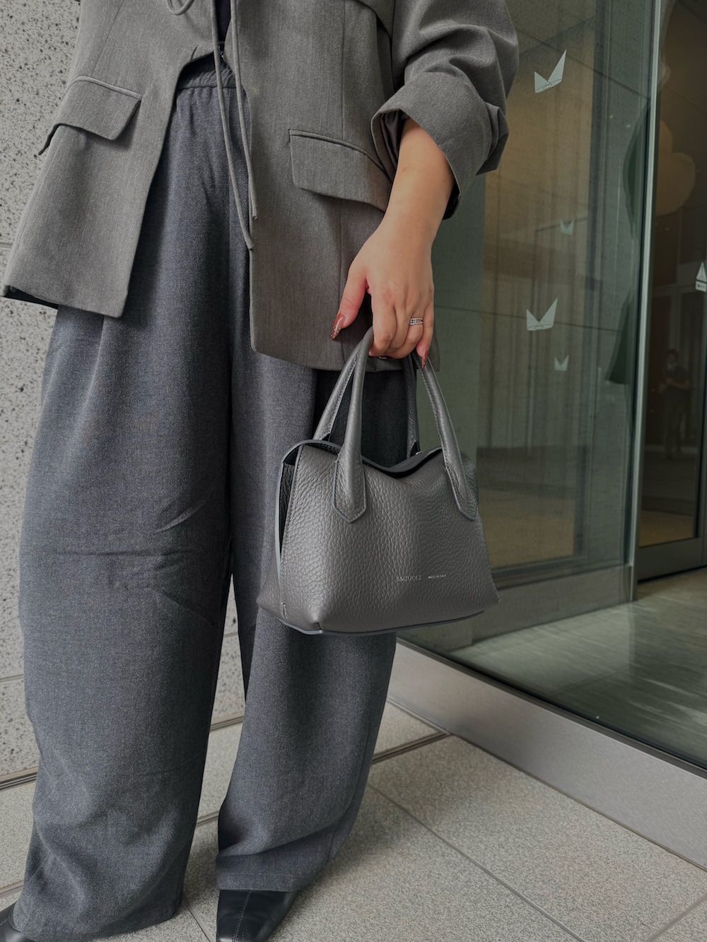 グレー系のショルダーバッグを着用したレディースの秋コーディネートの3枚目の写真