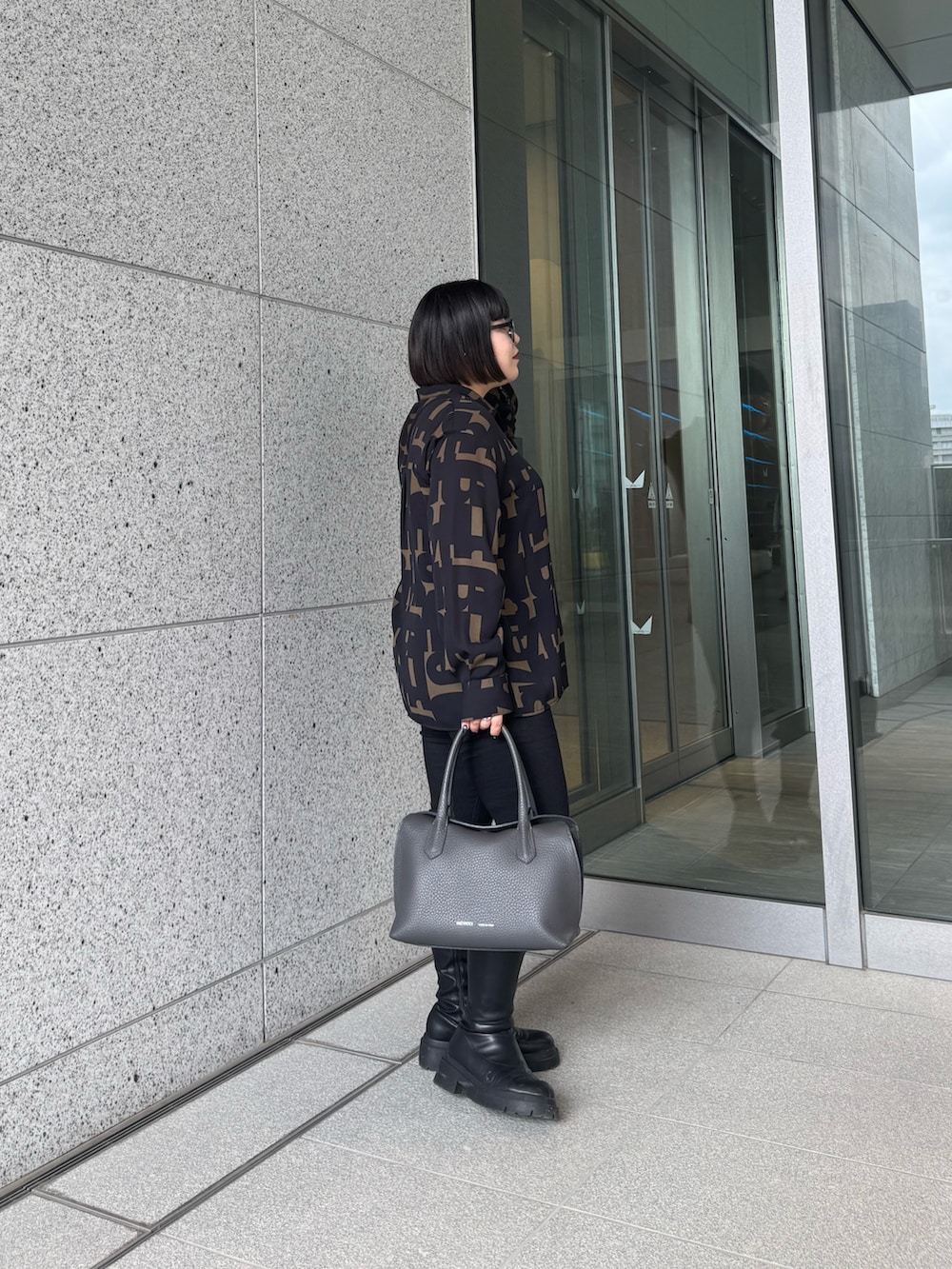 グレー系のトートバッグを着用したレディースの秋コーディネートの2枚目の写真