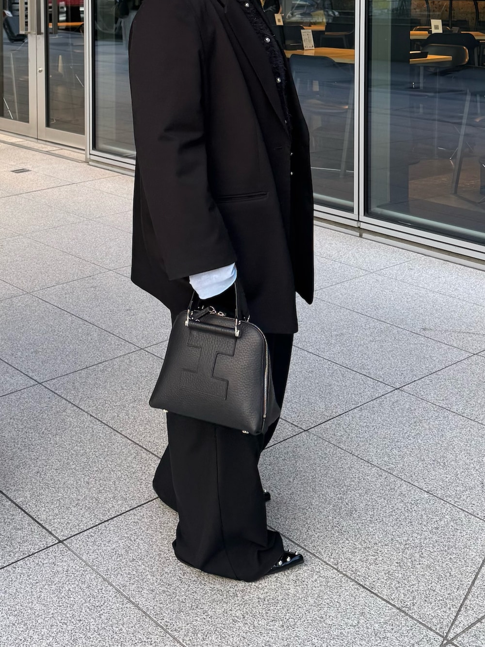 ブラック系のボストンバッグを着用したレディースの春コーディネートの3枚目の写真