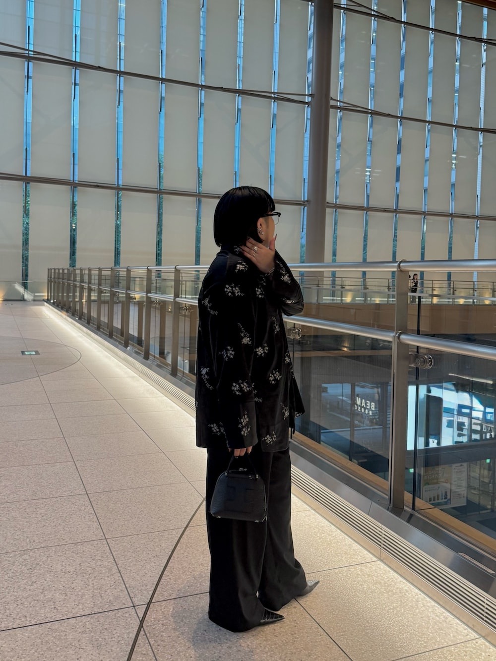 ブラック系のトートバッグを着用したレディースの秋コーディネートの2枚目の写真