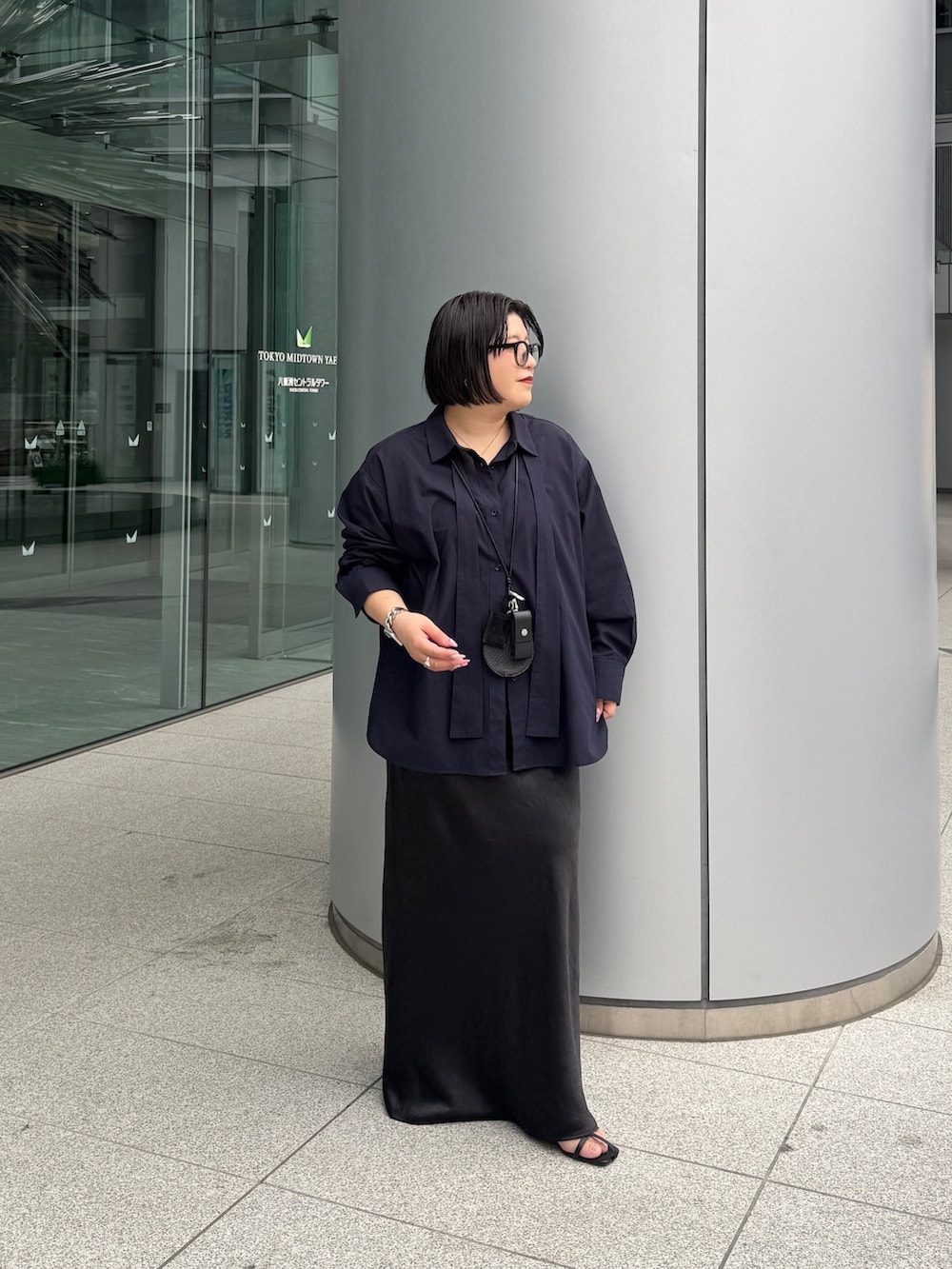 ブラック系のその他小物を着用したレディースの春コーディネートの2枚目の写真