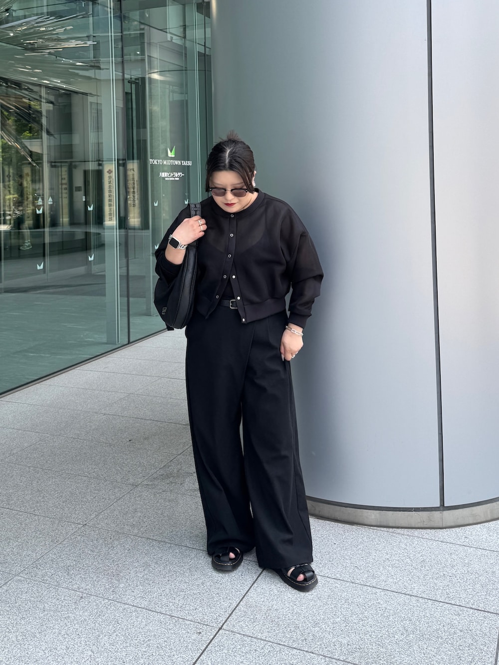 ブラック系のショルダーバッグを着用したレディースの春コーディネートの2枚目の写真