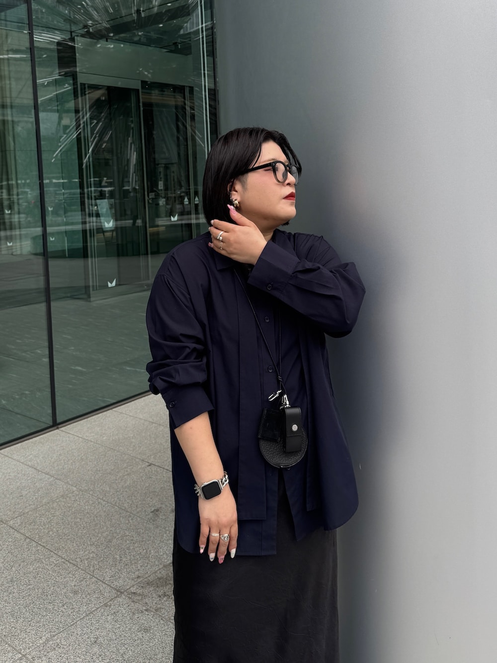 ブラック系のその他小物を着用したレディースの春コーディネートの3枚目の写真