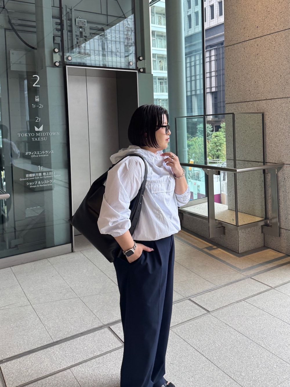 ブラック系のショルダーバッグを着用したレディースの春コーディネートの4枚目の写真