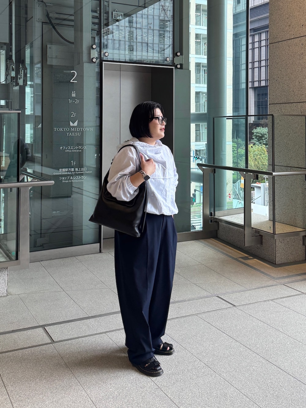 ブラック系のショルダーバッグを着用したレディースの春コーディネートの3枚目の写真