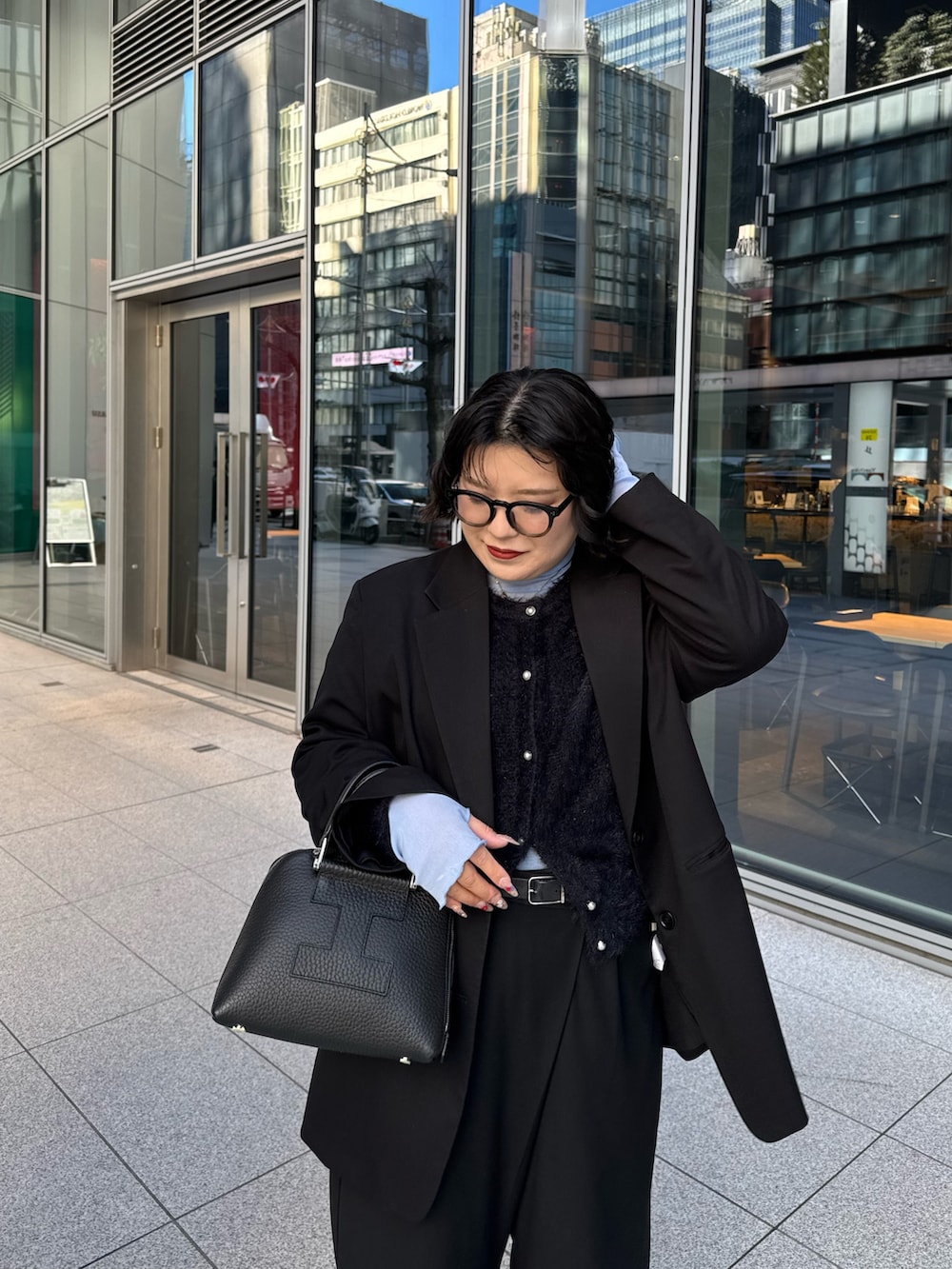 ブラック系のボストンバッグを着用したレディースの春コーディネートの4枚目の写真