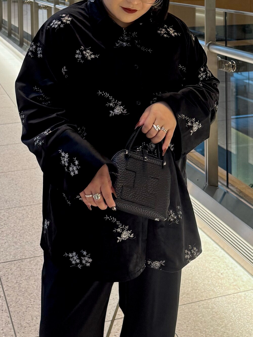 ブラック系のトートバッグを着用したレディースの秋コーディネートの4枚目の写真