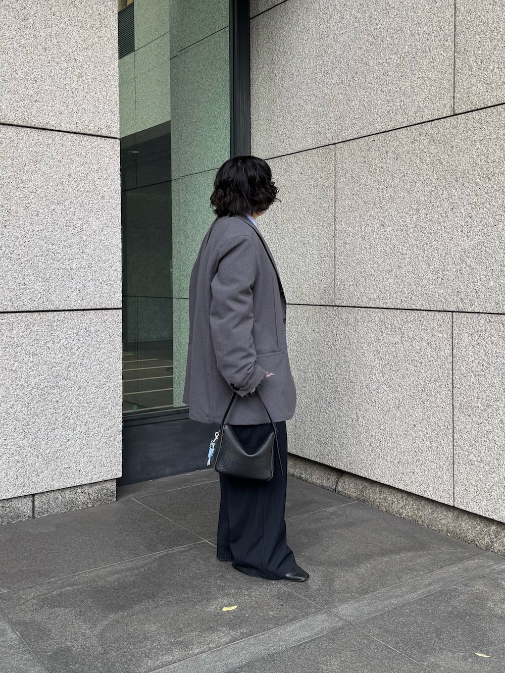 ブラック系のトートバッグを着用したレディースの冬コーディネートの3枚目の写真