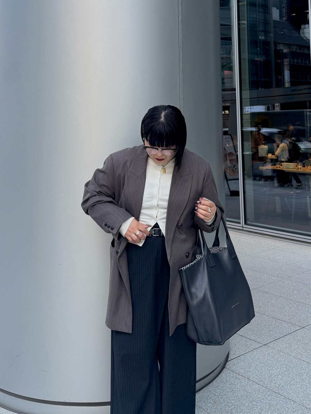 ブルー系のトートバッグを着用したレディースの秋コーディネートの4枚目の写真