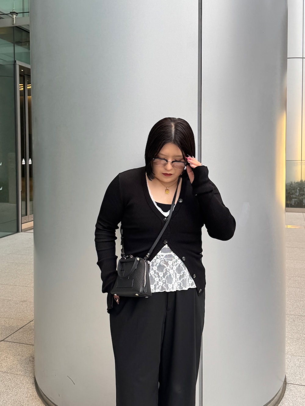 ブラック系のトートバッグを着用したレディースの冬コーディネートの3枚目の写真