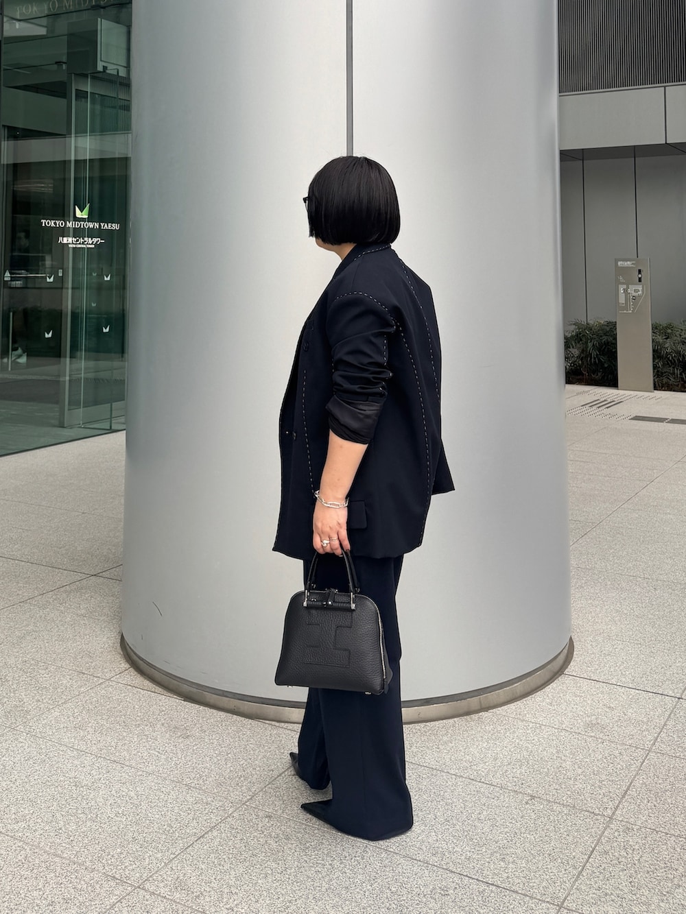 ブラック系のボストンバッグを着用したレディースの冬コーディネートの2枚目の写真